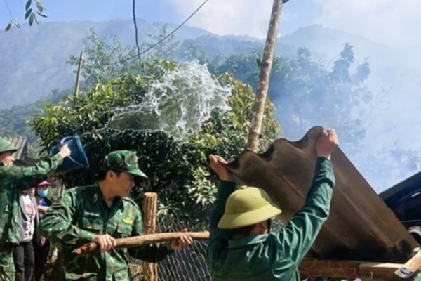 Bộ đội Biên phòng chữa cháy, hỗ trợ gia đình người Mông bị hoả hoạn - Anh 2