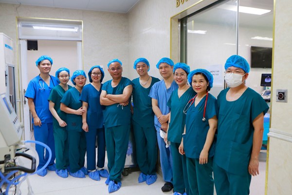 Lần đầu tiên phối hợp Sản - Nhi đặt máy tạo nhịp tim cho em bé khi vừa chào đời - Anh 2