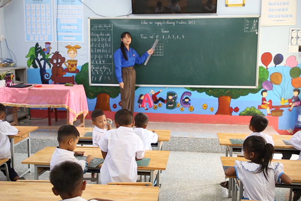 Bữa ăn bán trú nâng bước học trò nghèo ở huyện vùng cao Quảng Ngãi - Anh 4
