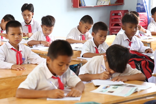 Bữa ăn bán trú nâng bước học trò nghèo ở huyện vùng cao Quảng Ngãi - Anh 1