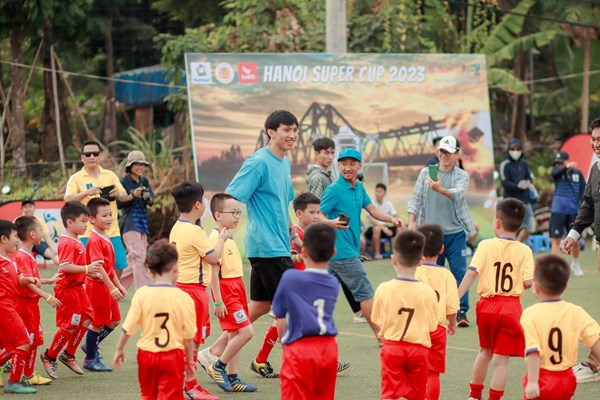 Tuyển thủ Đoàn Văn Hậu truyền cảm hứng cho các cầu thủ nhí - Anh 1