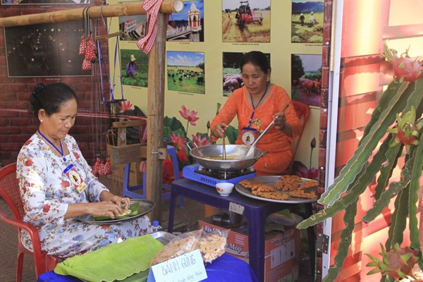 Đồng bào Chăm bảo tồn văn hoá truyền thống gắn với phát triển du lịch - Anh 2