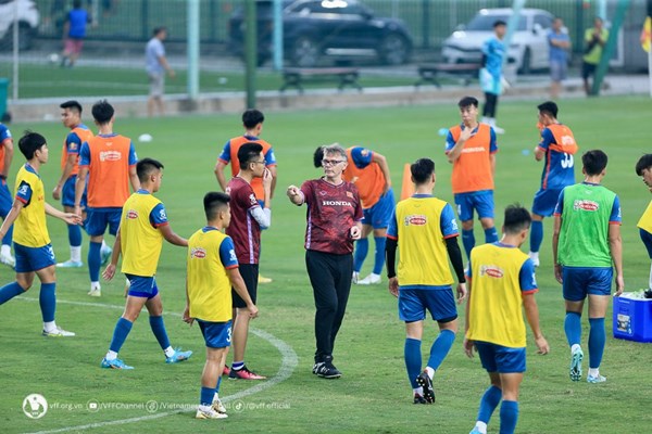 Xu thế kiểm soát bóng và tầm nhìn của HLV Troussier - Anh 1