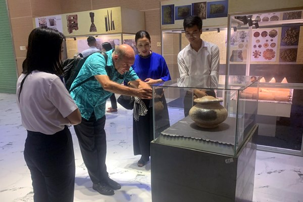 Chuyên gia quốc tế khảo sát, tham vấn cộng đồng về bảo vệ, quản lý di sản văn hóa Óc Eo - Anh 4