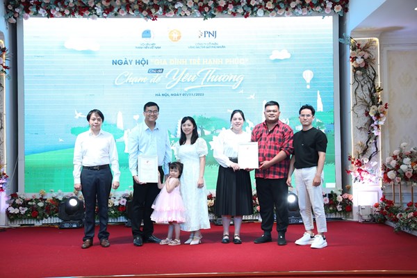 Trao giải cuộc thi “Gia đình yêu thương” trên mạng xã hội - Anh 1