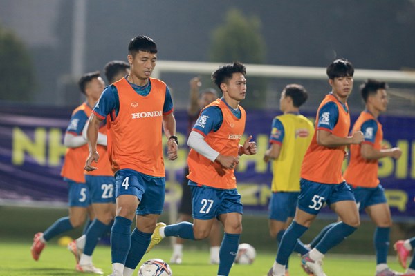 Tuyển Việt Nam tích cực tập luyện, chuẩn bị cho vòng loại World Cup 2026 - Anh 1