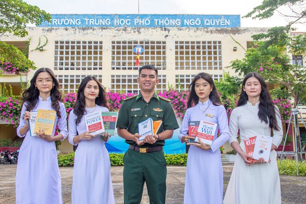 Tặng sách “Thư viện Đại tướng Lê Đức Anh” cho Trường THPT Ngô Quyền - Anh 1