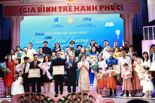 Tuyên dương 15 gia đình trẻ hạnh phúc năm 2023 - Anh 1