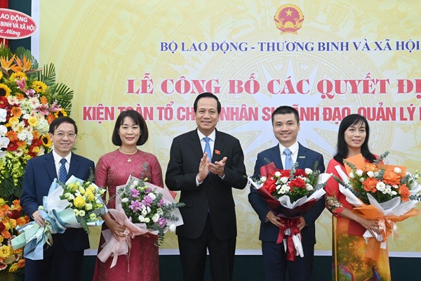 Công bố các quyết định kiện toàn Báo Dân trí - Anh 2