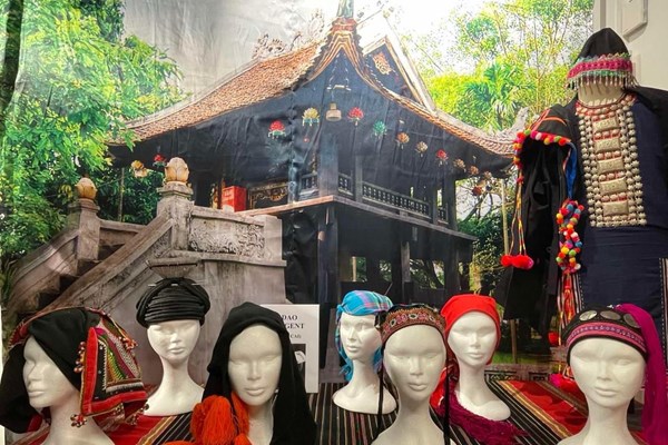 Trien lam trang phuc cac dan toc Viet Nam tai Paris - Anh 3