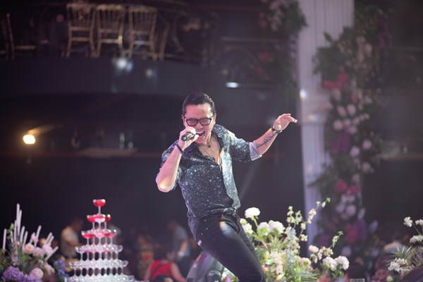 NSND Quang Thọ hát mừng hạnh phúc ca sĩ Tuấn Anh Sao Mai - Anh 3