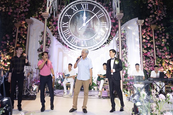 NSND Quang Thọ hát mừng hạnh phúc ca sĩ Tuấn Anh Sao Mai - Anh 1