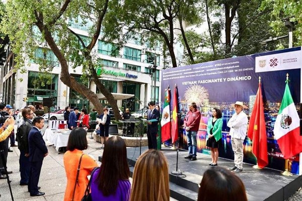 Triển lãm ảnh “Việt Nam: Quyến rũ và năng động” tại Mexico - Anh 2