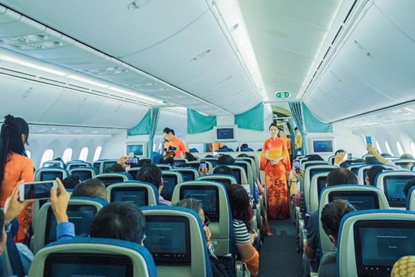 Chuyến bay đặc biệt trình diễn bộ sưu tập của NTK Vũ Thảo Giang - Anh 1