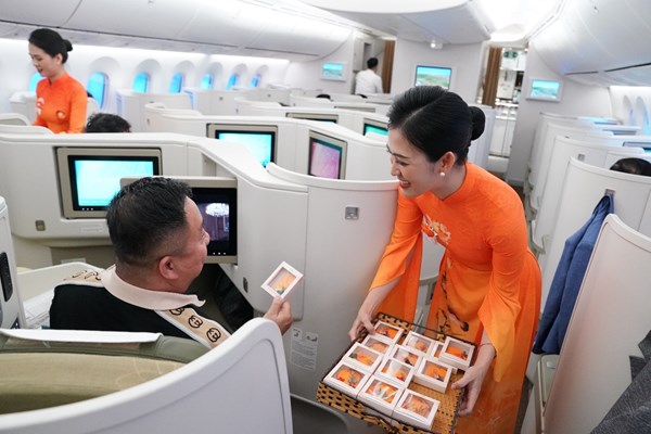 Chuyến bay đặc biệt trình diễn bộ sưu tập của NTK Vũ Thảo Giang - Anh 3