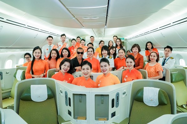 Chuyến bay đặc biệt trình diễn bộ sưu tập của NTK Vũ Thảo Giang - Anh 5