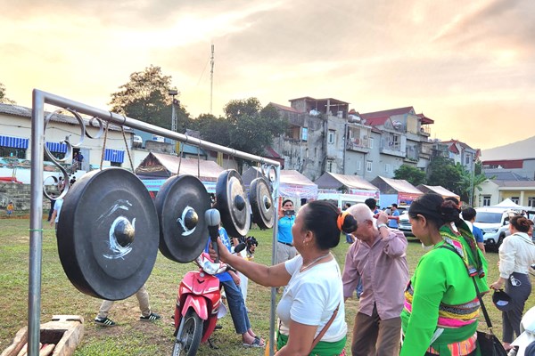 Phiên chợ vùng cao xứ Thanh - Anh 4