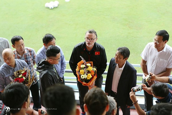 Động viên đội tuyển Việt Nam trước trận khai màn vòng loại thứ hai FIFA World Cup 2026 - Anh 1