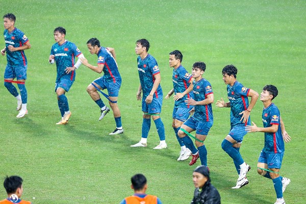 Động viên đội tuyển Việt Nam trước trận khai màn vòng loại thứ hai FIFA World Cup 2026 - Anh 3