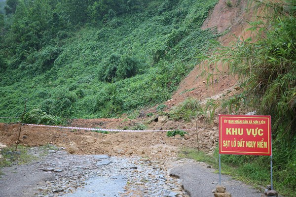 Quảng Ngãi: Sạt lở núi chia cắt nhiều tuyến đường, làm sập nhà dân - Anh 1