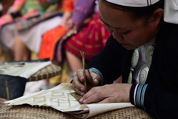 “Sáp ong - Sắc chàm”, đặc sản văn hóa thu hút du lịch - Anh 2