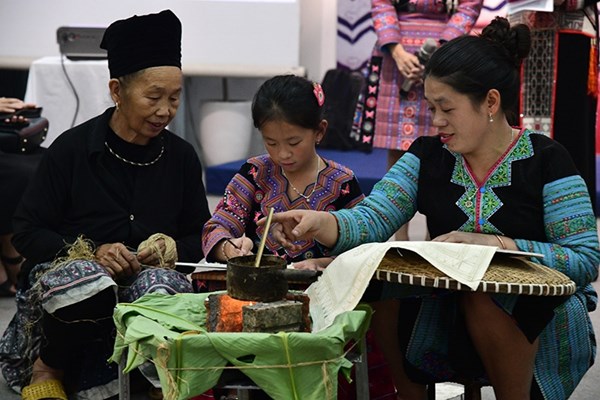 “Sáp ong - Sắc chàm”, đặc sản văn hóa thu hút du lịch - Anh 3