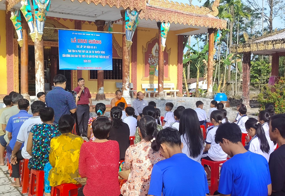 Truyền dạy văn hóa dân tộc Mông và dân tộc Dao - Anh 1