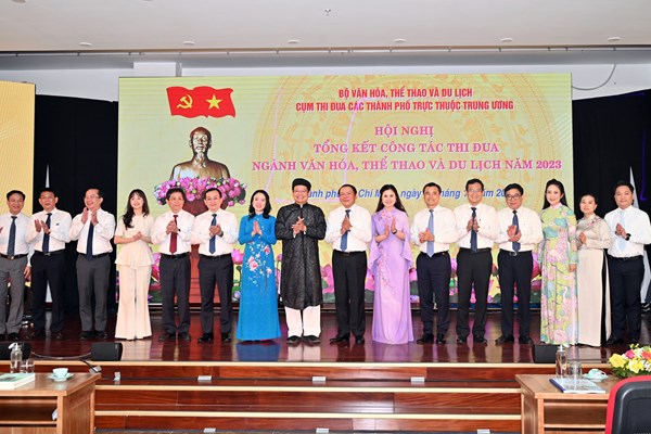 Hà Nội tuyên truyền thực hiện Quy tắc ứng xử nơi công cộng: Hấp dẫn, hiệu quả qua hình thức sân khấu hóa - Anh 1
