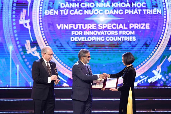 Chủ nhân giải Đặc biệt VinFuture 2022: Sáng kiến không có tác động thì không có giá trị thực tế - Anh 1