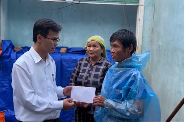Quảng Ngãi: Thăm hỏi, hỗ trợ kịp thời cho gia đình có nhà bị sập do mưa lũ, gió lốc - Anh 3