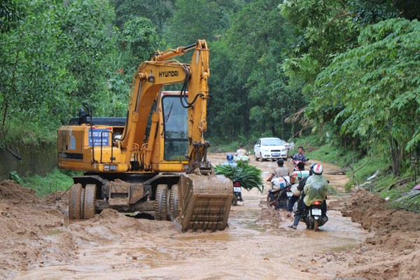 Tập trung khắc phục các điểm sạt lở gây ách tắc giao thông ở miền núi Quảng Ngãi - Anh 5