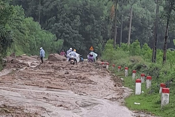 Tập trung khắc phục các điểm sạt lở gây ách tắc giao thông ở miền núi Quảng Ngãi - Anh 1