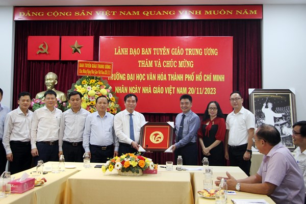 Ban Tuyên giáo Trung ương thăm Trường ĐH Văn hóa TP.HCM nhân Ngày Nhà giáo Việt Nam - Anh 4