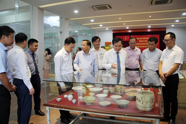 Ban Tuyên giáo Trung ương thăm Trường ĐH Văn hóa TP.HCM nhân Ngày Nhà giáo Việt Nam - Anh 5