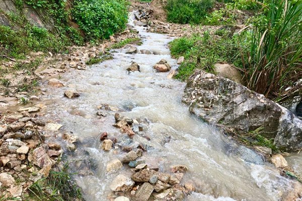 Sạt lở nghiêm trọng ở huyện miền núi Sơn Tây cô lập hàng chục hộ dân - Anh 5