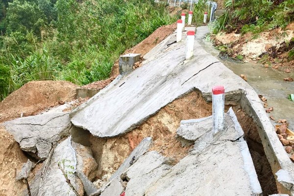 Sạt lở nghiêm trọng ở huyện miền núi Sơn Tây cô lập hàng chục hộ dân - Anh 6