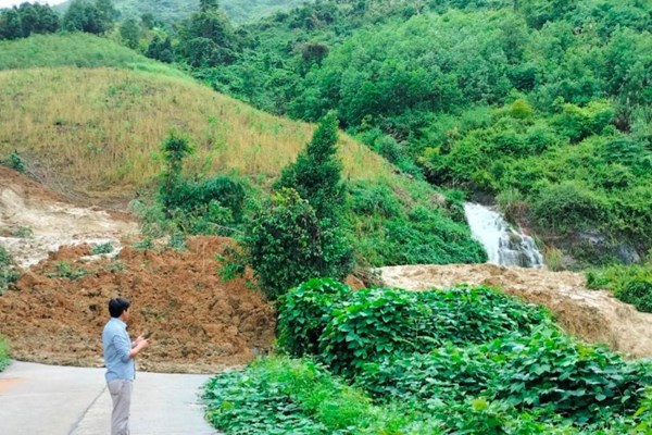 Sạt lở nghiêm trọng ở huyện miền núi Sơn Tây cô lập hàng chục hộ dân - Anh 1
