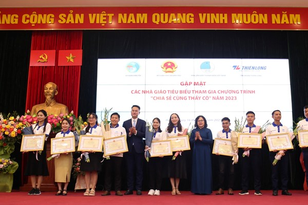 Gặp mặt các thầy cô bám bản ở miền núi, vùng khó khăn - Anh 2