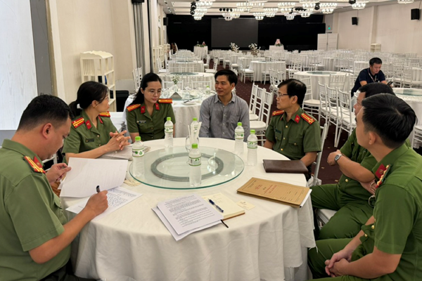 Kiểm tra việc thực hiện Luật Phòng, chống tác hại của thuốc lá tại nhà hàng, khách sạn - Anh 1