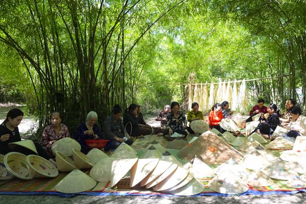 Nón ngựa Phú Gia, sản phẩm OCOP văn hóa độc đáo - Anh 1