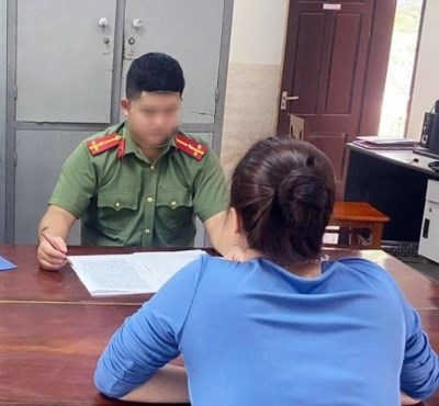 Đăng tin sai sự thật nữ sinh đánh nhau, người phụ nữ bị phạt 7,5 triệu đồng - Anh 1