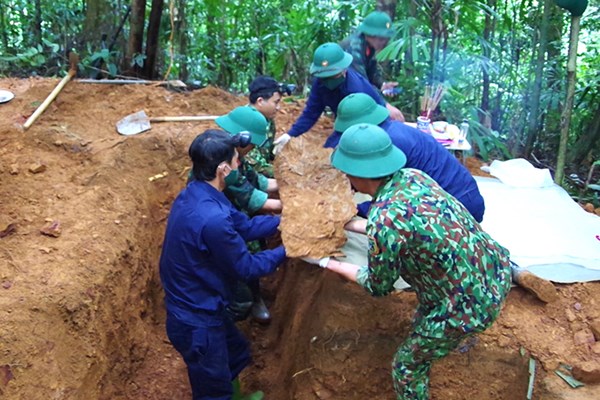 Tìm thấy và quy tập 4 hài cốt liệt sĩ ở bản Rum Ho - Anh 1