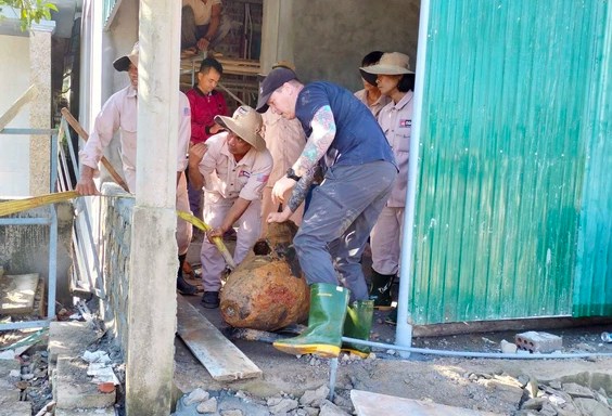 Di dời an toàn quả bom nặng 340kg nằm dưới móng nhà dân - Anh 1