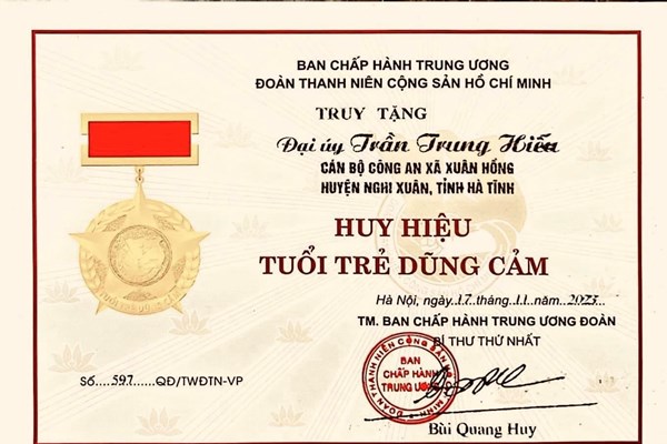 Truy tặng Huy hiệu “Tuổi trẻ dũng cảm” cho Đại úy công an hy sinh khi làm nhiệm vụ - Anh 1