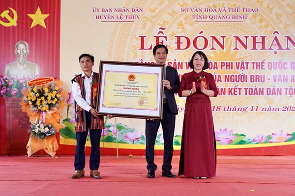 Đón bằng công nhận lễ hội Mừng cơm mới của người Bru-Vân Kiều xã Ngân Thủy là Di sản văn hóa phi vật thể quốc gia - Anh 1