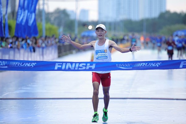 Nhà vô địch SEA Games Hoàng Nguyên Thanh không có đối thủ tại Giải chạy Pocari Sweat Run Việt Nam 2023 - Anh 2
