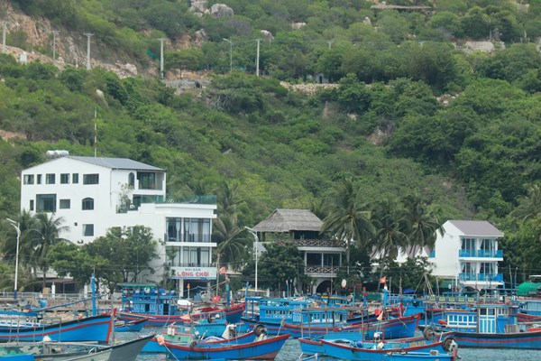 Ninh Thuận: “Điểm mặt” loạt khách sạn, hometay, nhà hàng nổi sai phạm ở Vĩnh Hy - Anh 1