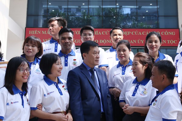 Thầy cô dành hết mọi nguyện vọng cho học sinh thân yêu - Anh 1