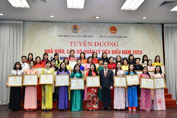 Kỷ niệm ngày Nhà giáo Việt Nam 20.11: Thành công của học trò là “đặc ân” của nghề giáo - Anh 1
