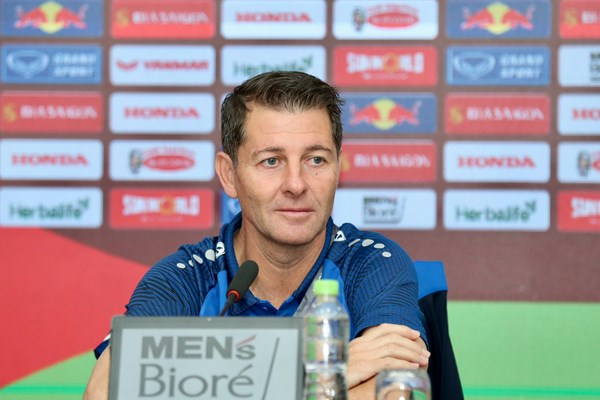 HLV Philippe Troussier hy vọng sự cổ vũ từ khán giả Việt Nam sẽ khiến đối thủ e ngại - Anh 2